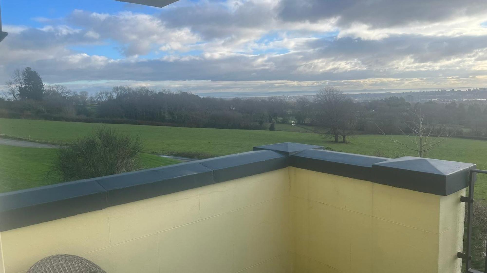 New House Country Hotel Cardiff Extérieur photo